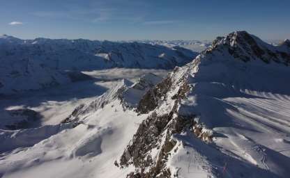Gebirge Weltweit - Blick über die schneebedeckten Gipfel der Alpen im Salzburger Land