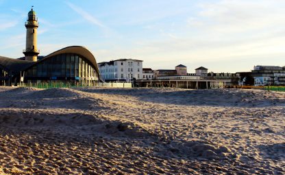 Leuchtturm und Teekanne in Warnemünde