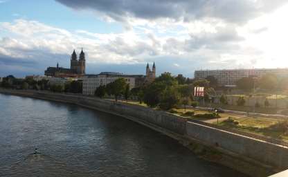 Blick von der Strombrücke auf die Elbe in Magdeburg