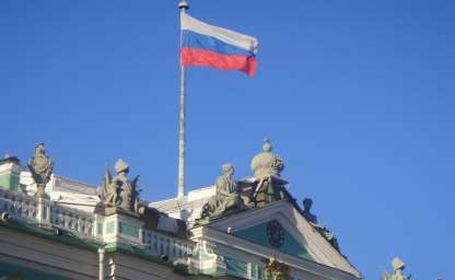 Russische Flagge und Gebäude in Sankt Petersburg