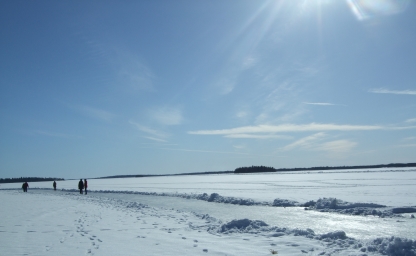 Zugefrorener See in Västeras (Schweden)