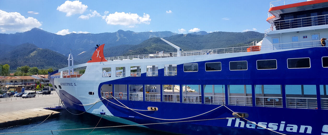 Hafeneinfahrt Thasos mit Berglandschaft