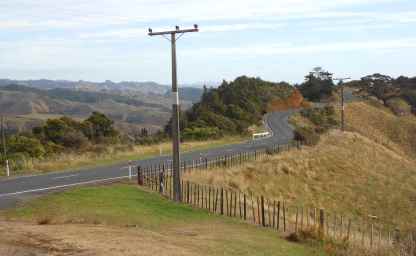 Straße und Hügel auf der Nordinsel Neuseelands