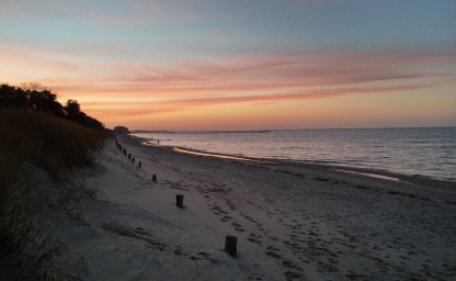 Sonnenuntergang am Strand der Nordseeküste