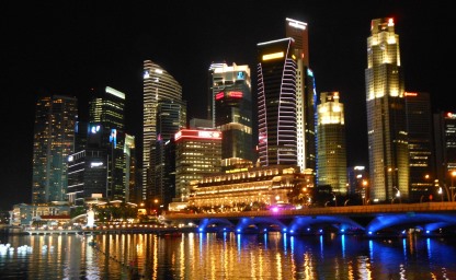 Beleuchtete Skyline von Singapur im dunkeln