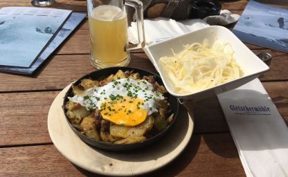 Gröstl Mittagsjause in der Gletschermühle, Skigebiet Kitzsteinhorn