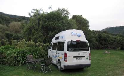 Camping-Wagen von Backpackern auf der Nordinsel Neuseelands