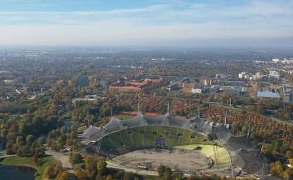 Blick vom Olympiaturm auf den Olympiapark in München